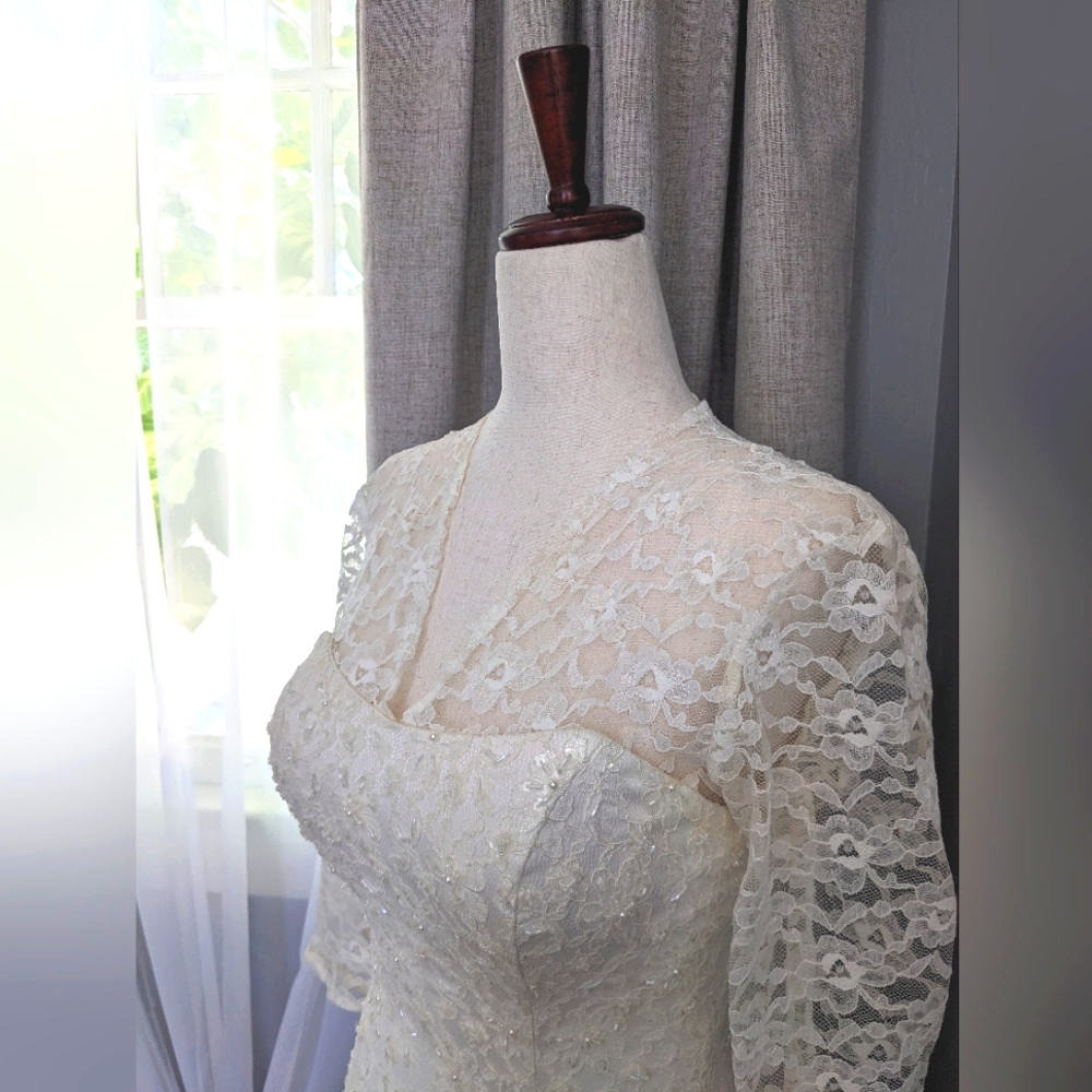 Vintage Trumpet/Mermaid V-Neck Court Train Lace & Beaded Wedding Dress - Picture 5 of 9